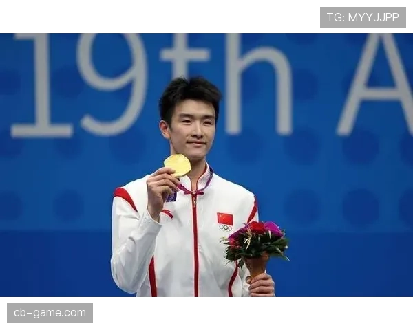 李诗沣训练完直接瘫在场边啃蛋白棒，这自律程度真不是一般人扛得住的